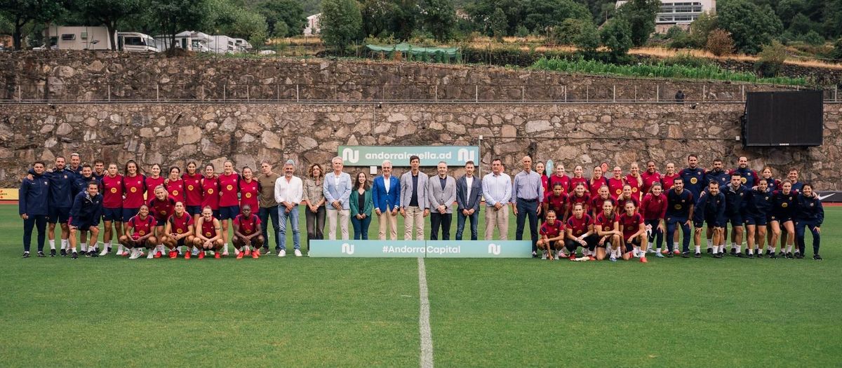 La presencia institucional marca el inicio del stage del Barça Femení en Andorra la Vella
