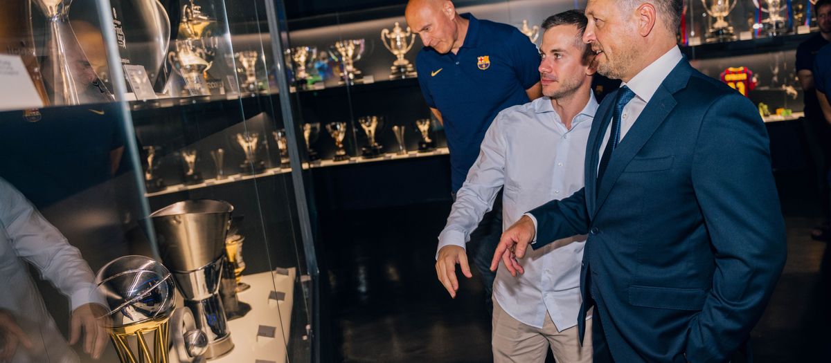 Visita d’Aleksander Sekulic al Museu per descobrir la història del Barça