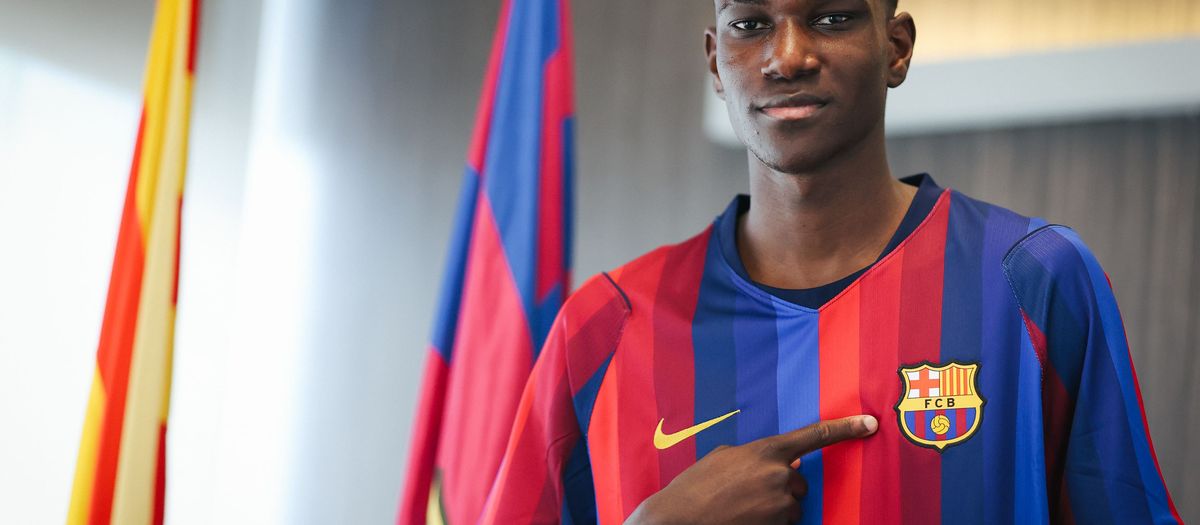 Josué Caicedo ya luce la camiseta azulgrana
