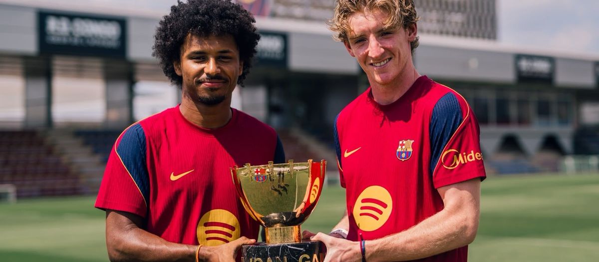 Gordon y Adeyemi se fotografían con el Trofeu Joan Gamper