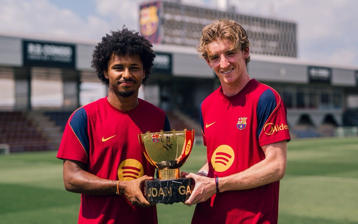 Gordon y Adeyemi se fotografían con el Trofeu Joan Gamper