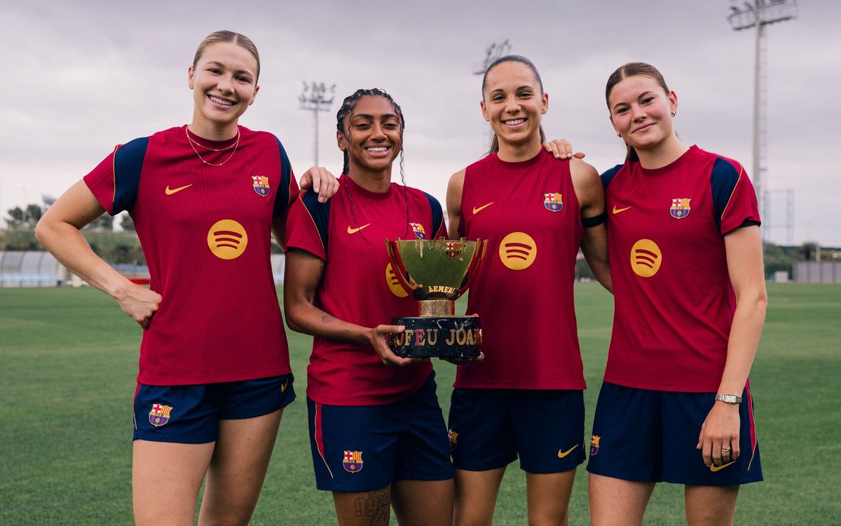 Van Asten, McCamey, Martina y Kerolin se fotografían con el Trofeo Joan Gamper