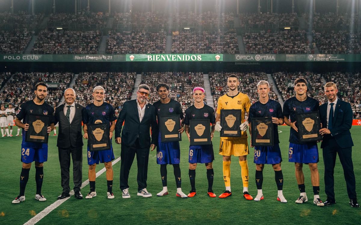 Reconocimientos dorados antes del Elche - Barça