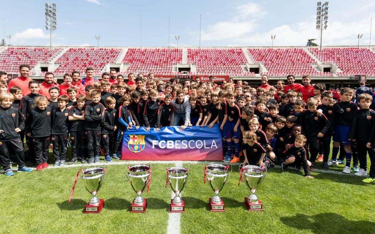 Sergi Roberto lliura els trofeus als campions de la setena edició