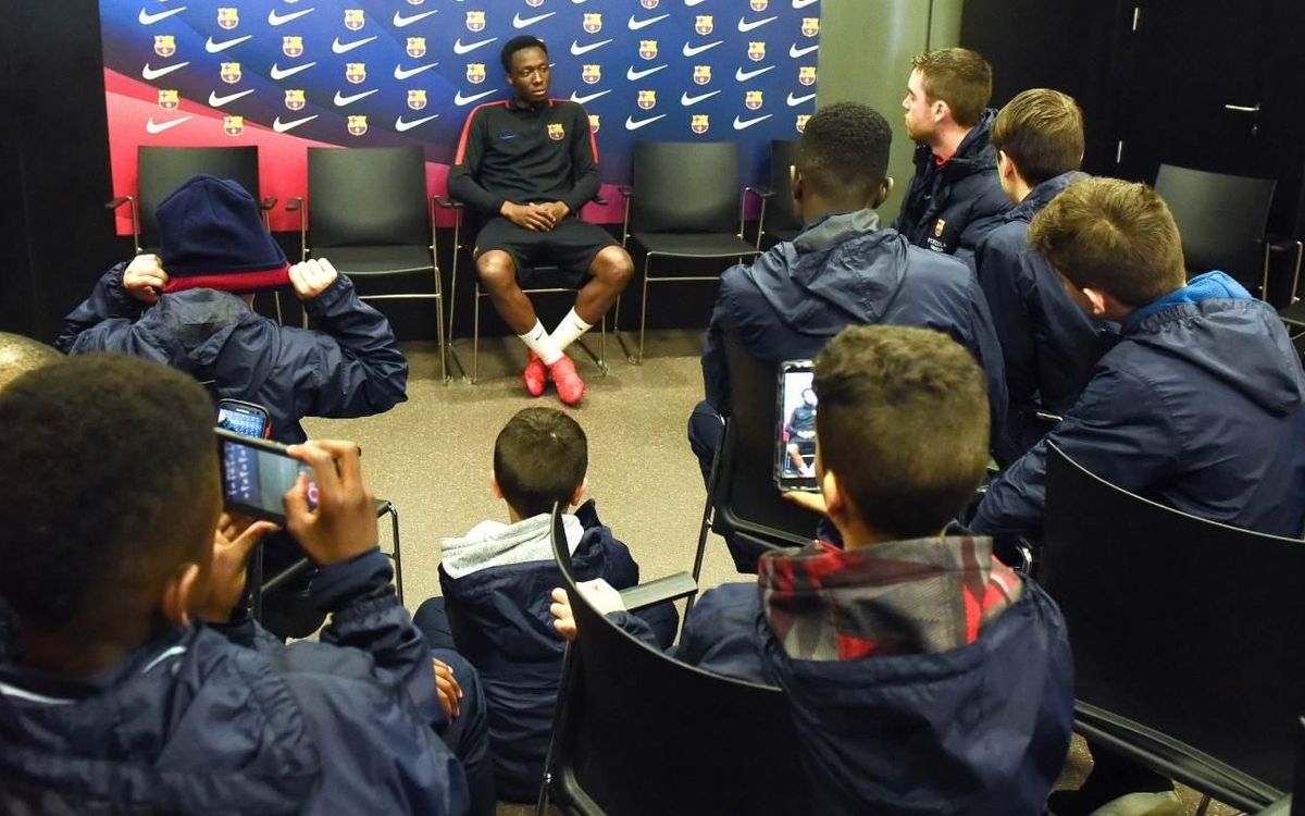 Los jugadores de la FCBEscola de Canadá conocen al futbolista del Barça B Ballou