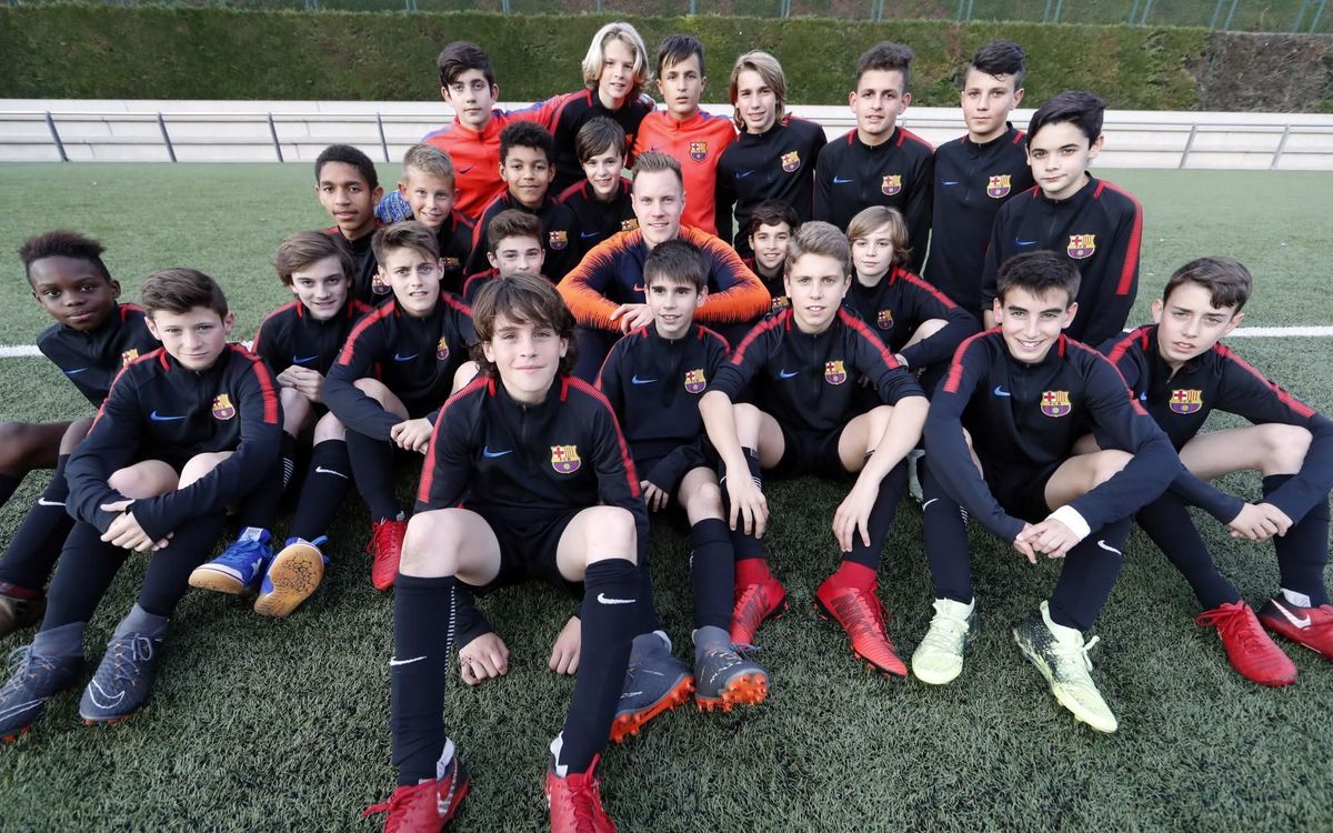 Ter Stegen pays a surprise visit to the U14B team, tournament winners in Germany