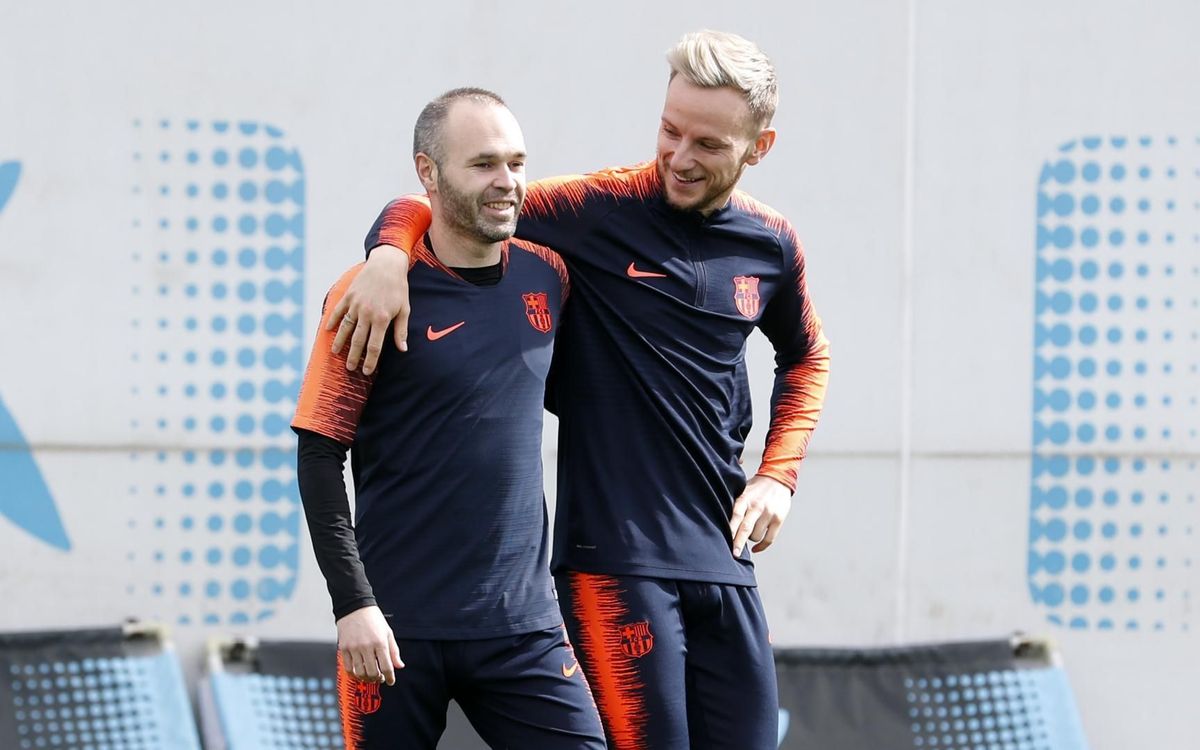 Iniesta fa una part del treball amb el grup