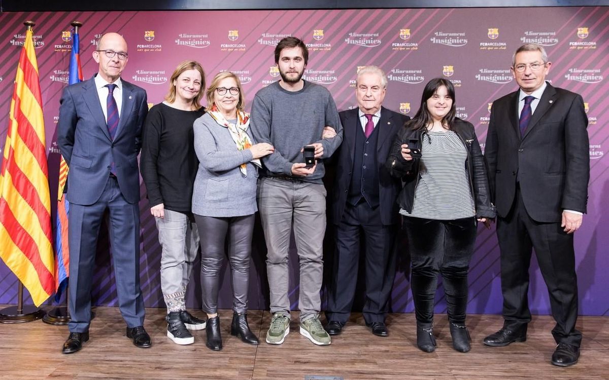 Socis del 1992 reben la insígnia de plata pels seus 25 anys al Club