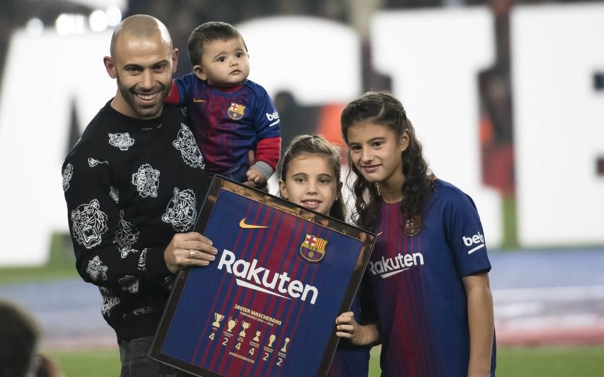 El Camp Nou se despide de Javier Mascherano