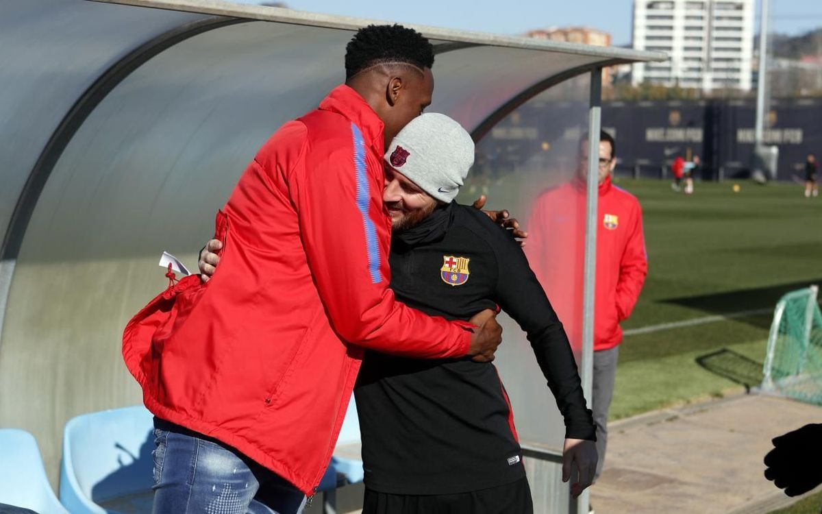 La plantilla dóna la benvinguda a Yerry Mina