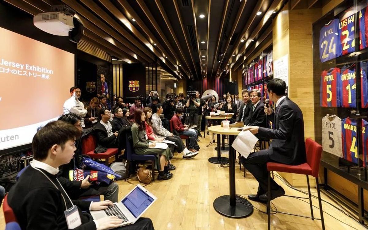 楽天カフェ渋谷でFCバルセロナのユニホーム展示