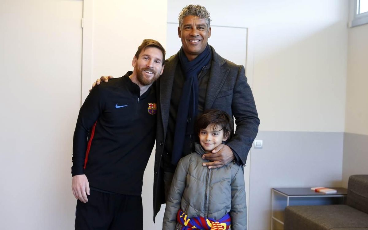 Frank Rijkaard drops by Barça's workout!