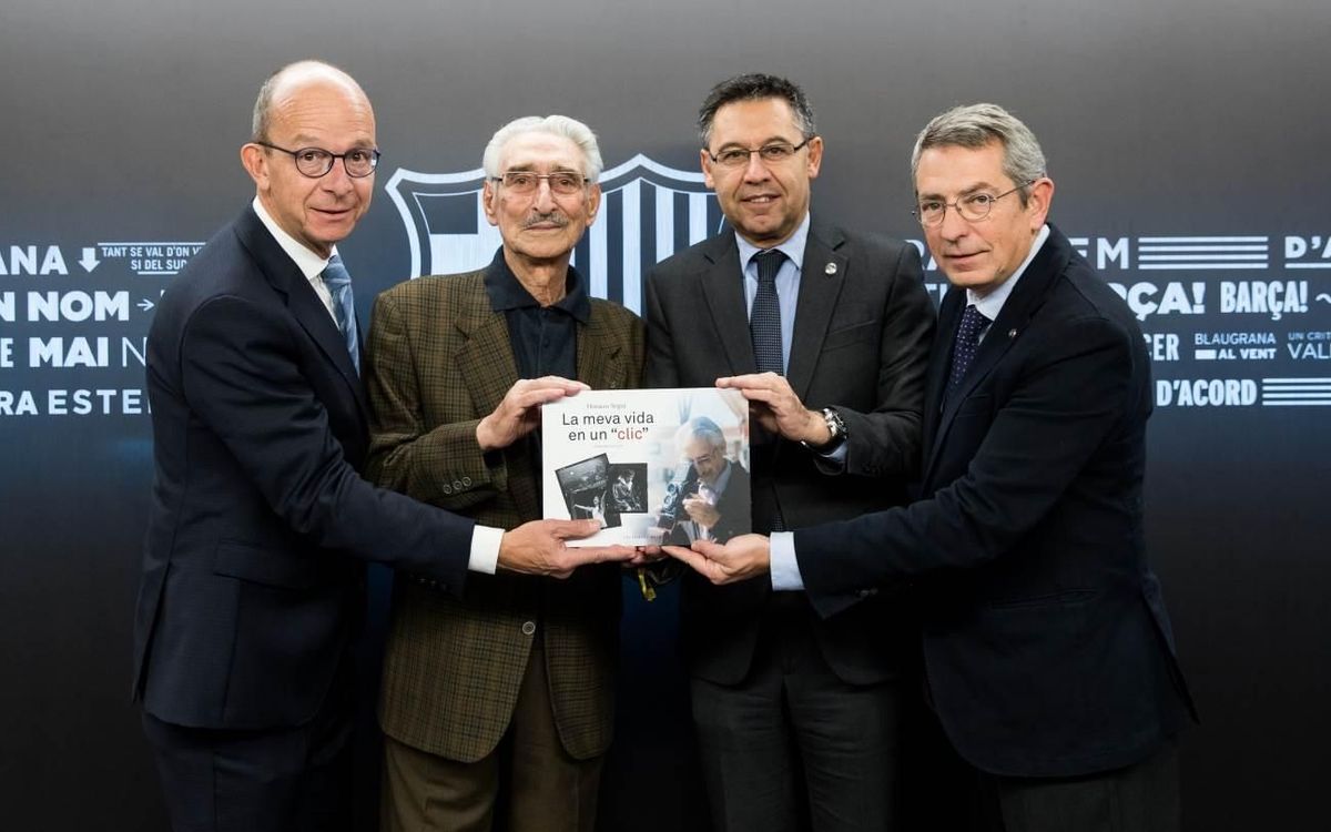 El presidente Josep Maria Bartomeu recibe un ejemplar del libro 'La meva vida en un clic', de Horaci Seguí
