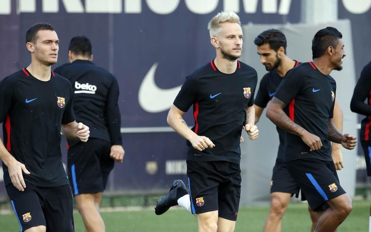 Digne, Aleix Vidal y Vermaelen, novedades en la convocatoria