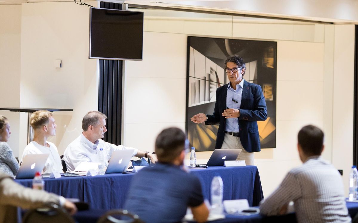 Primera classe del FC Barcelona 'Master in Football Business by Johan Cruyff Institute' al Camp Nou