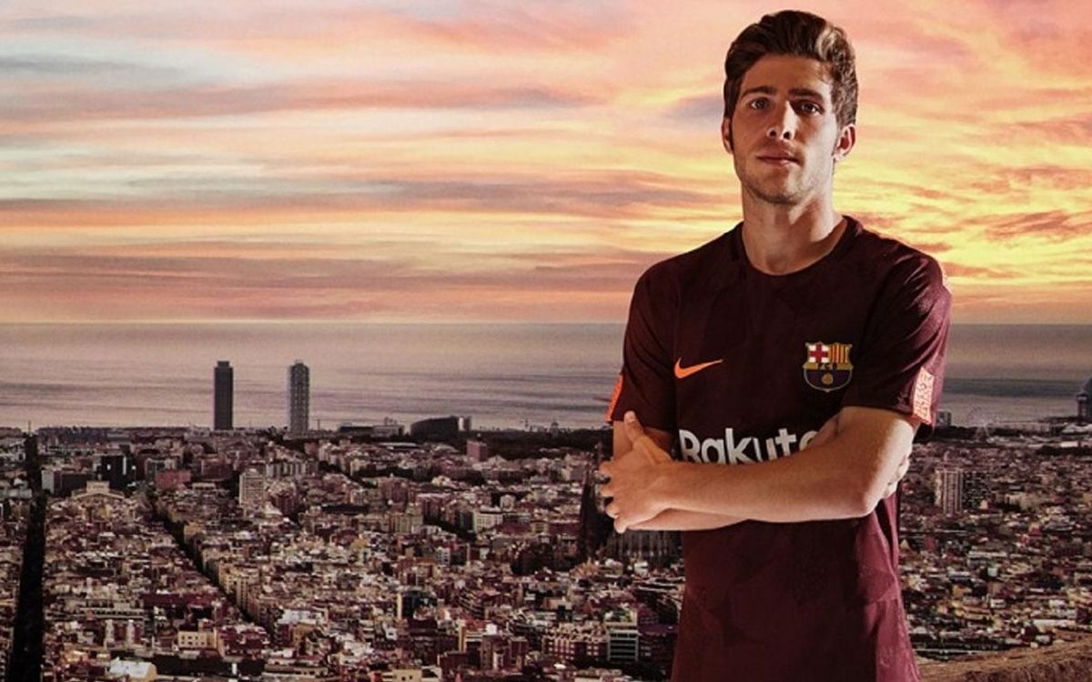 Nike は、ダークなエンジカラーのFCバルセロナ2017/18年第三ユニフォームを発表