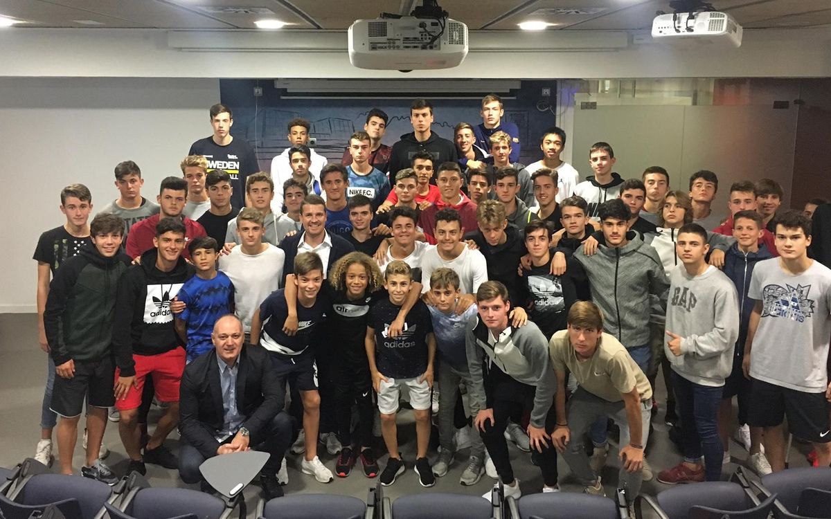 Xerrada d’Albert Serrano als joves residents de la Residència Masia