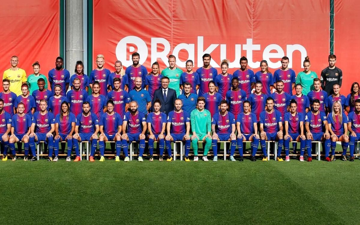 La foto de familia del primer equipo y el Femenino