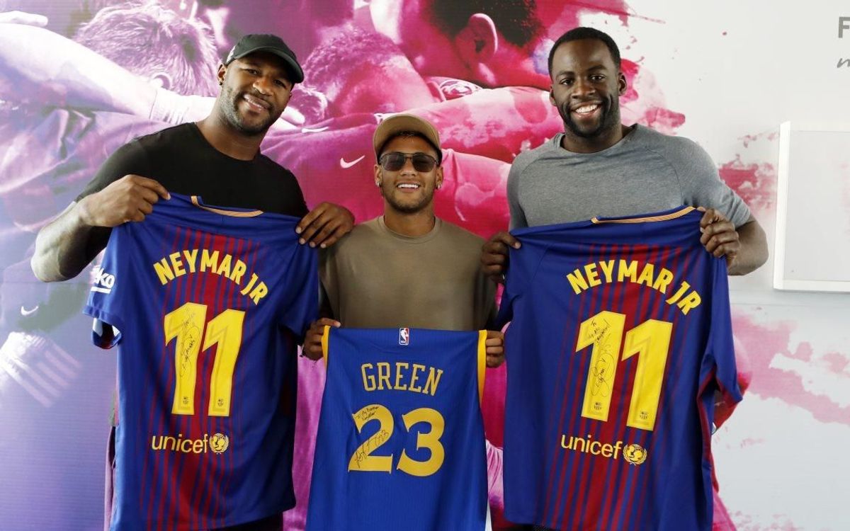 Draymond Green et Andre Branch, stars de NBA et NFL, rendent visite aux joueurs du FC Barcelone