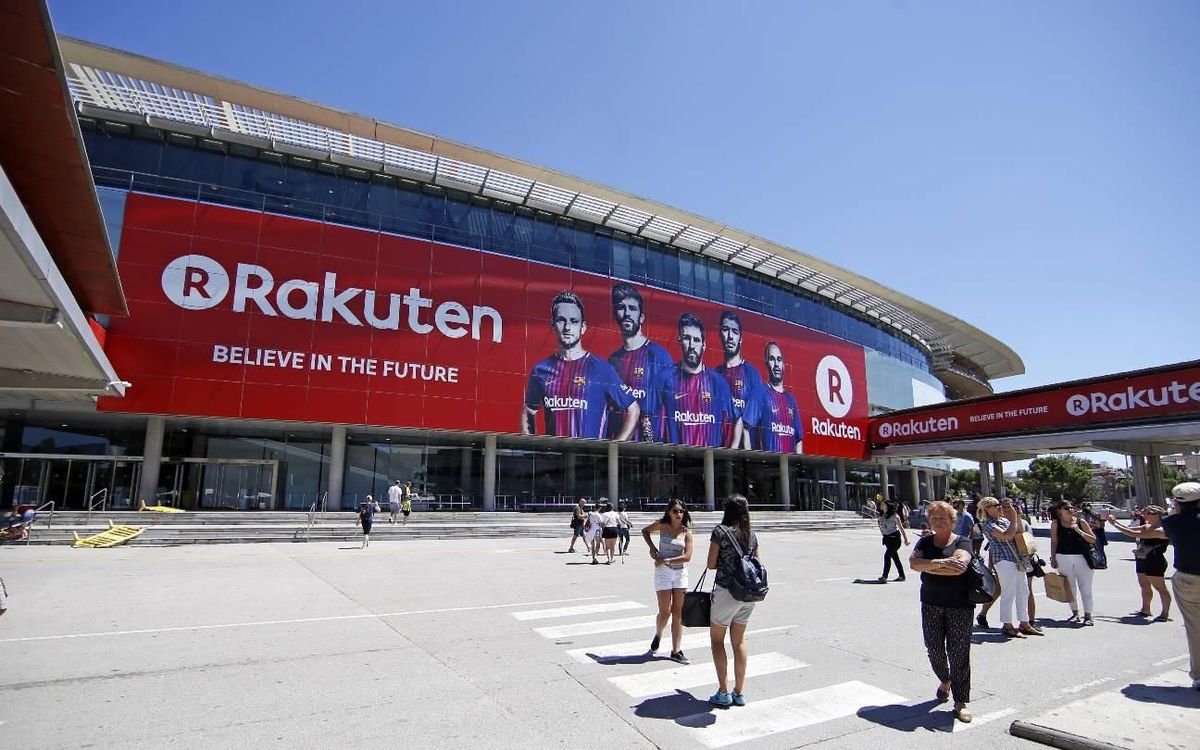 Rakuten ya luce en la fachada del Camp Nou