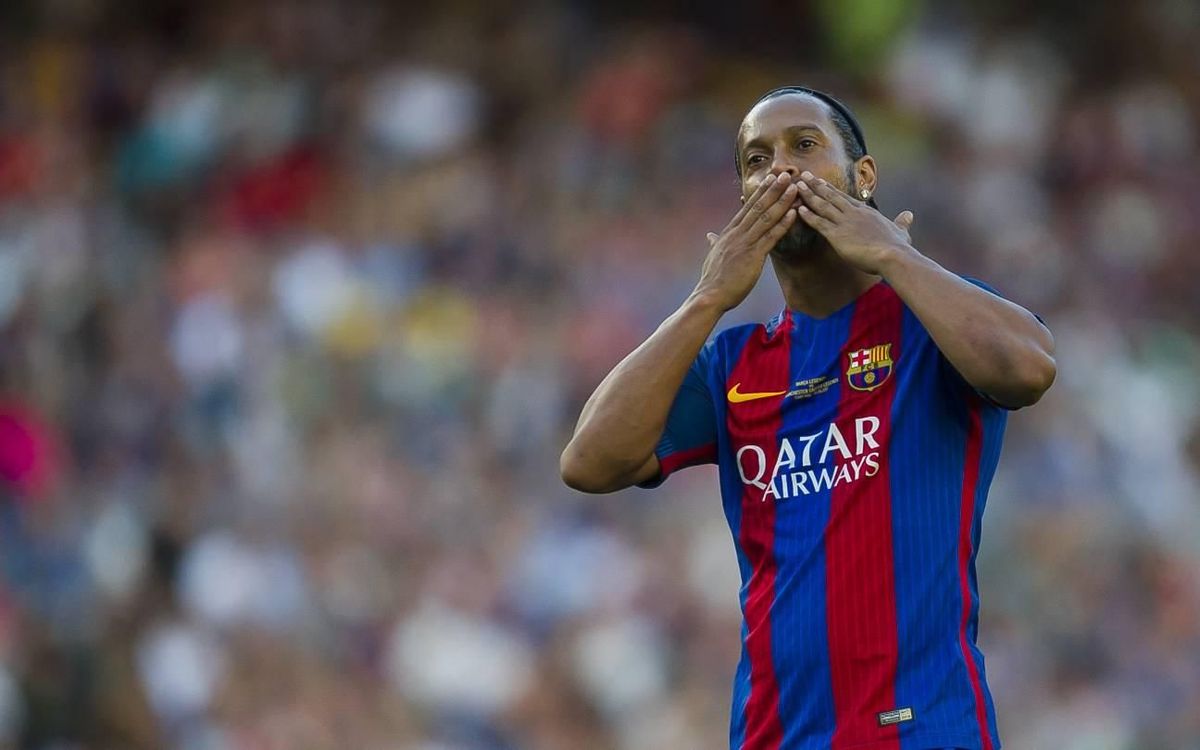 La màgia de Ronaldinho en el partit dels Legends