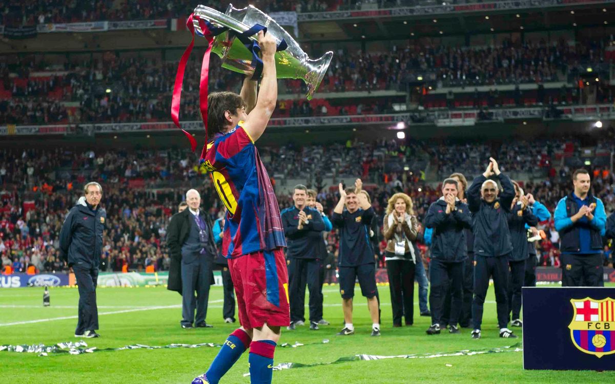 Leo Messi levanta el trofeo de la Champions League conseguido en el Estadio de Wembley en 2011.