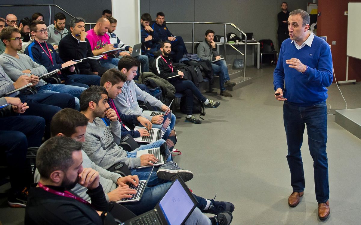 Xesco Espar lidera la clase de motivación de la FCB Coaches Academy
