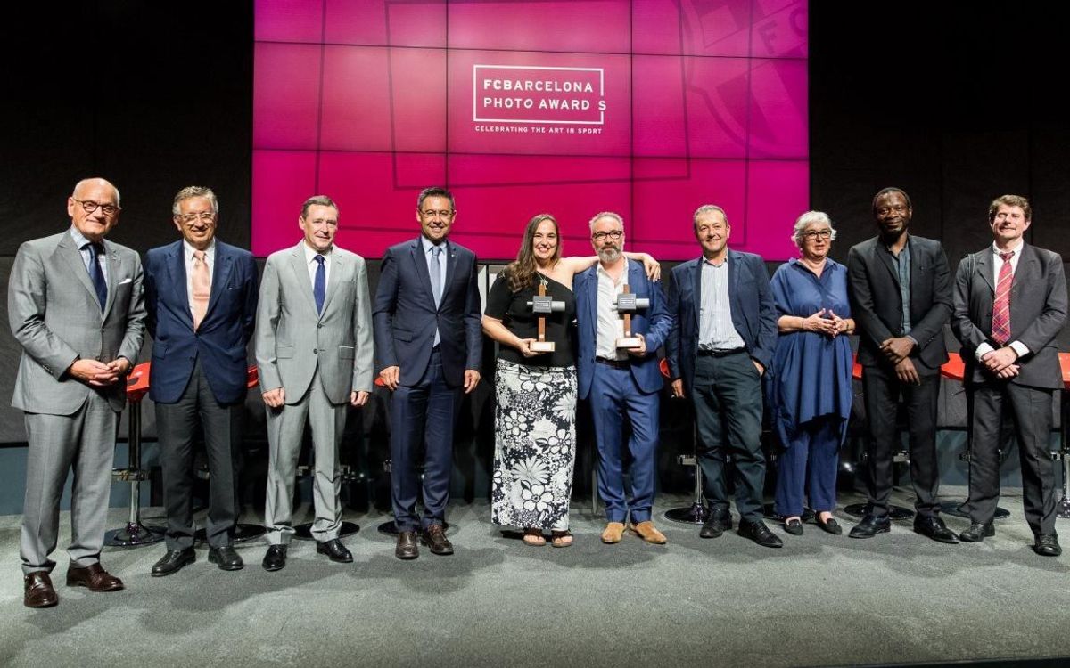 El fotògraf Craig Easton i l’artista Cristina de Middel reben els guardons com a guanyadors dels FC Barcelona Photo Awards 2017