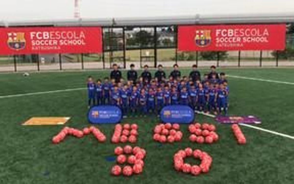 Les FCBEscoles de tot el món feliciten Leo Messi
