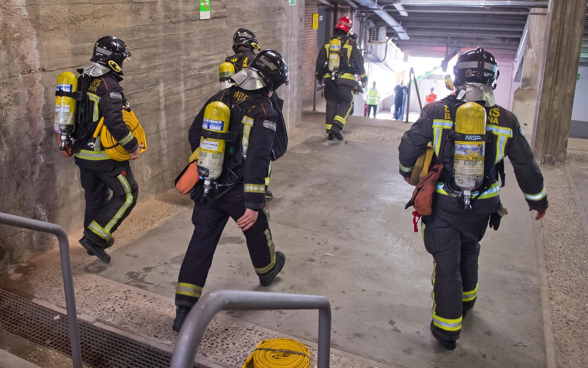 Protección Civil y el FC Barcelona realizan un simulacro de incendio en las instalaciones del Camp Nou en un día de partido