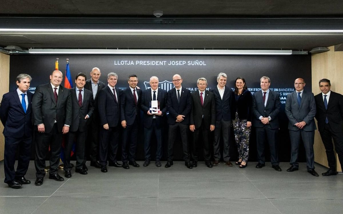 El FC Barcelona ret homenatge a Carlos Naval pels seus 30 anys com a delegat del primer equip