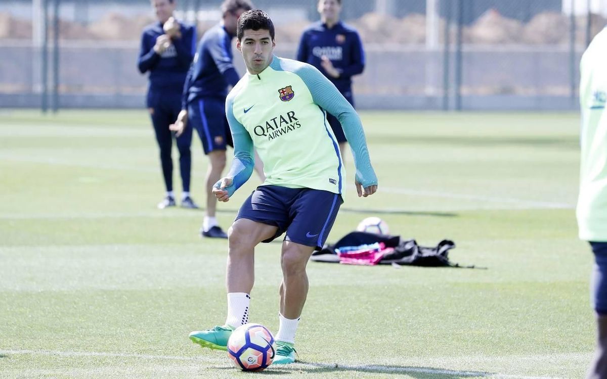 Luis Suárez with a hamstring injury