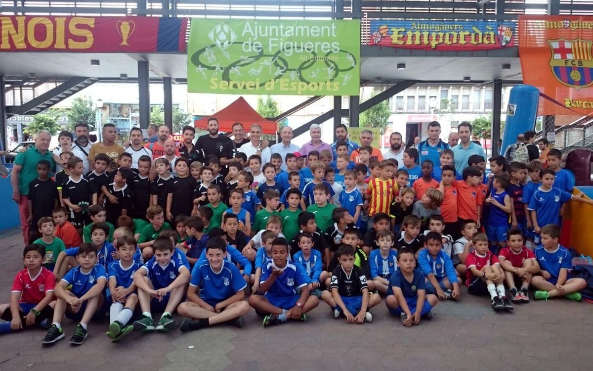 150 benjamines y prebenjamines de clubes de Figueres participan en el Fútbol en la Calle de la Setmana Barça Jugadors