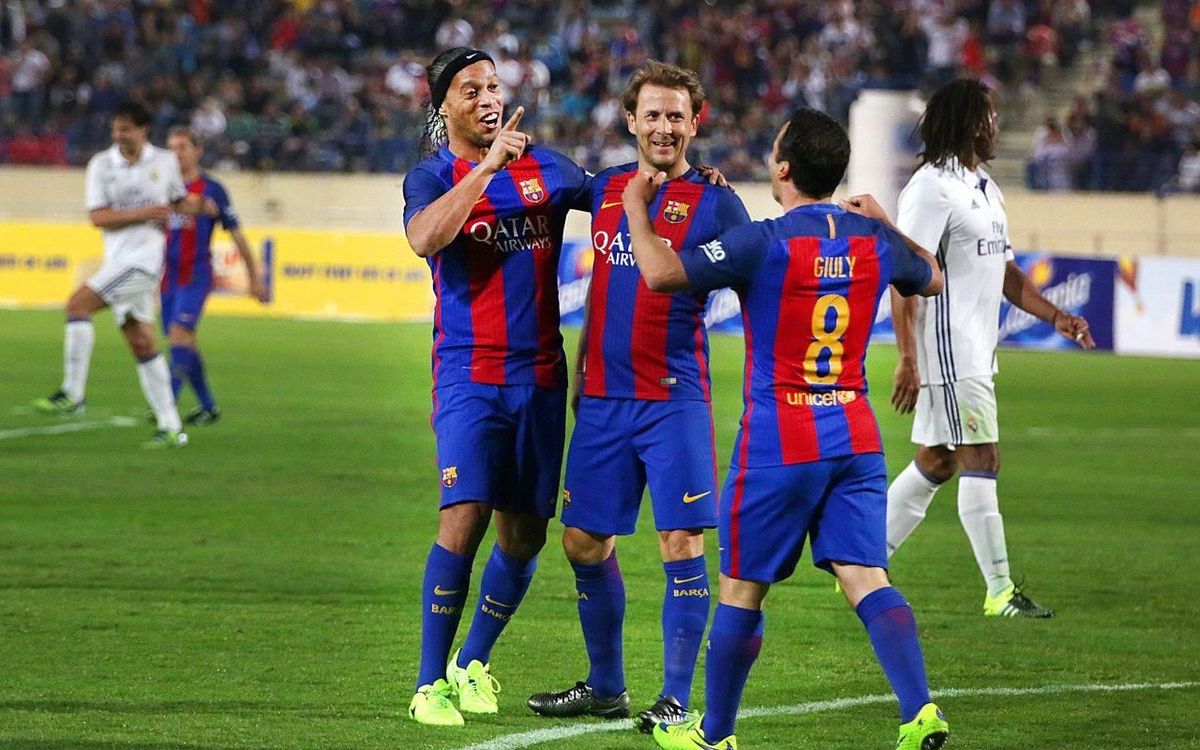 Vidéo - Ronaldinho et Giuly, stars du Clasico des Légendes