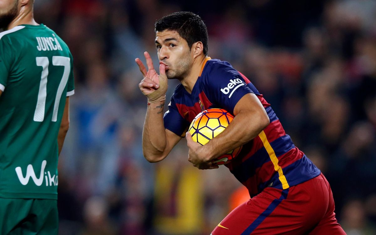 El hat-trick de Luis Suárez contra el Eibar en el Camp Nou