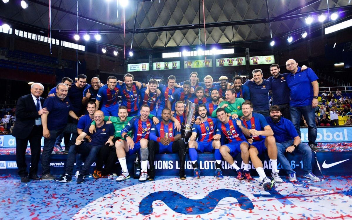 El Barça Lassa recibe el título de campeón de Liga en el Palau