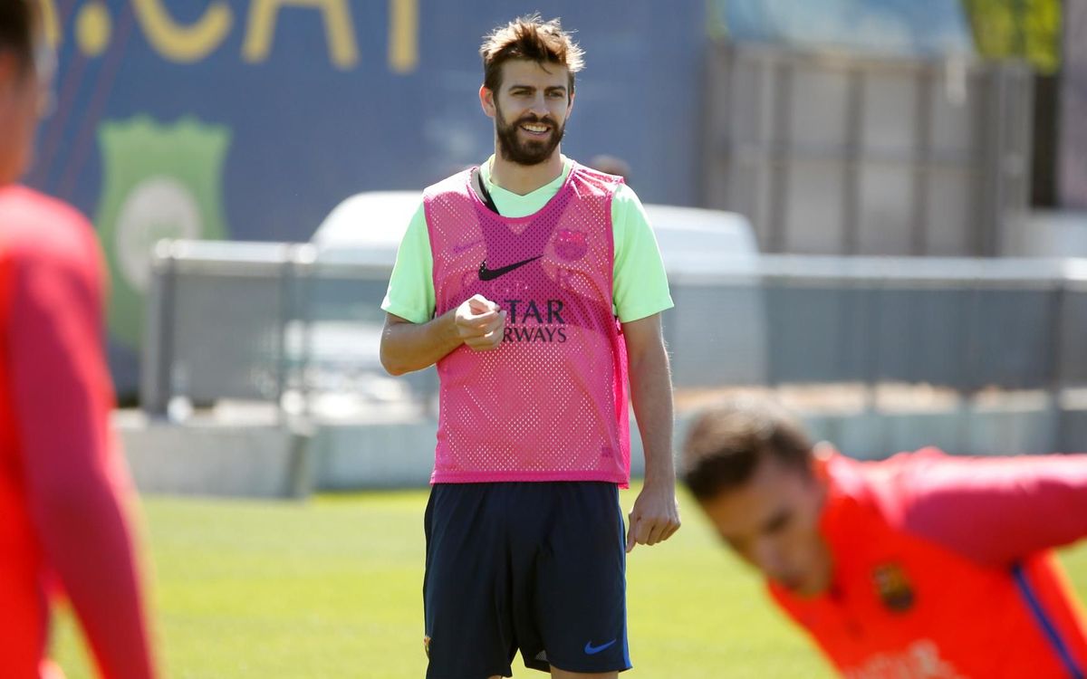 Vidéo - Gerard Piqué retrouve le groupe du FC Barcelone