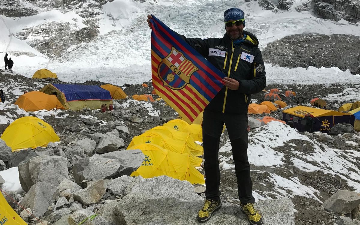 Ferran Latorre llega al campo base en su ascenso al Everest el día del Clásico en la Diada de Sant Jordi
