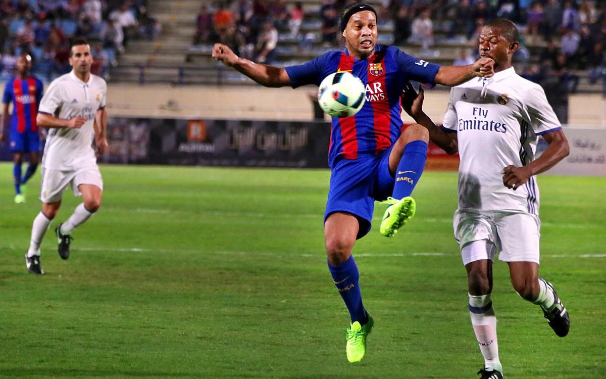 Ronaldinho's masterclass in the Legends' El Clásico match