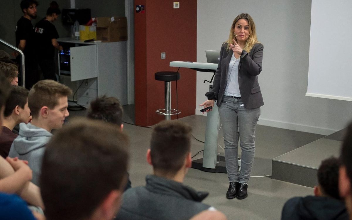 Apassionant xerrada de Mònica Planas a la Masia sobre l’ús de la televisió
