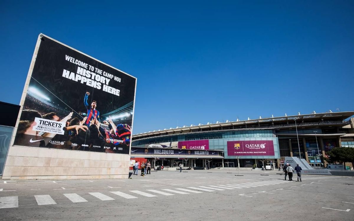 La histórica foto de Leo Messi ya luce en el Camp Nou
