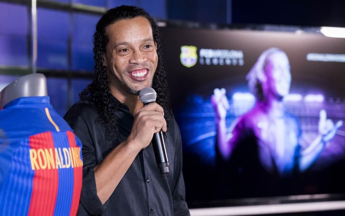 Ronaldinho: 'It will be emotional to put the FC Barcelona shirt back on'