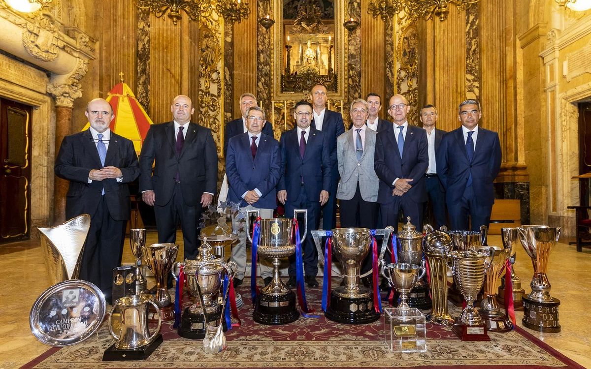 El FC Barcelona ofrece los títulos logrados durante la temporada 2017/18 a la Mercè