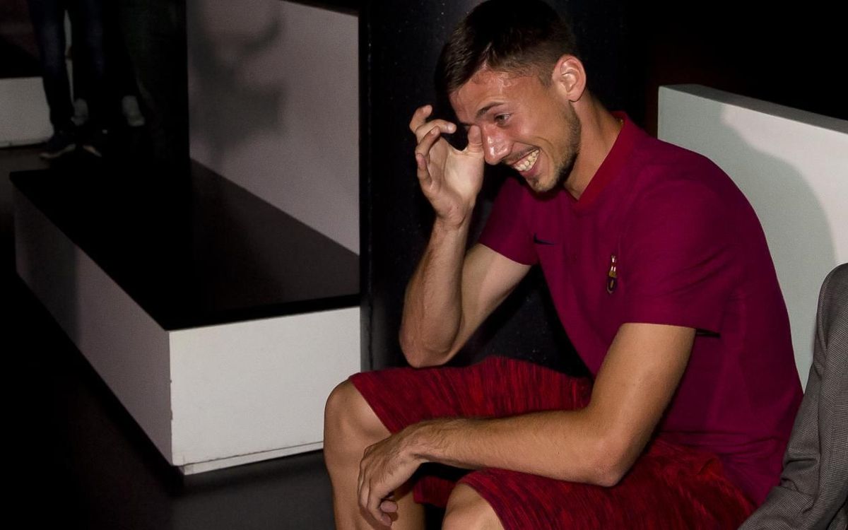 El vídeo sorpresa que emocionó a Lenglet en el Museo del FC Barcelona