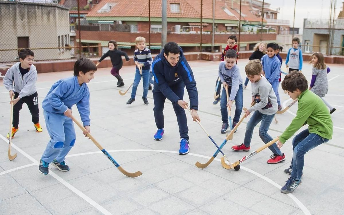 Pablo Álvarez i Lucas Ordoñez mostren el seu hoquei a l’Escola del Mar de Barcelona