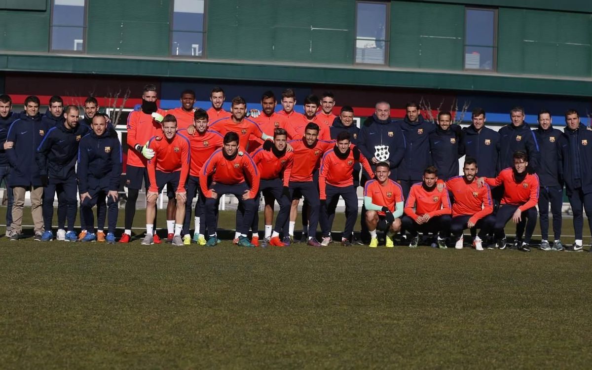 La plantilla del Barça B es fa la foto d’homenatge pels 25 anys amb el delegat Toni Alonso