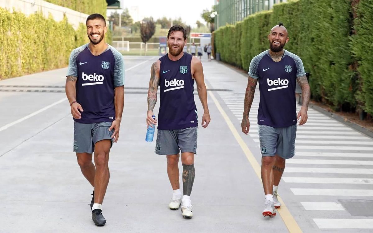 Arturo Vidal meets teammates in afternoon training session
