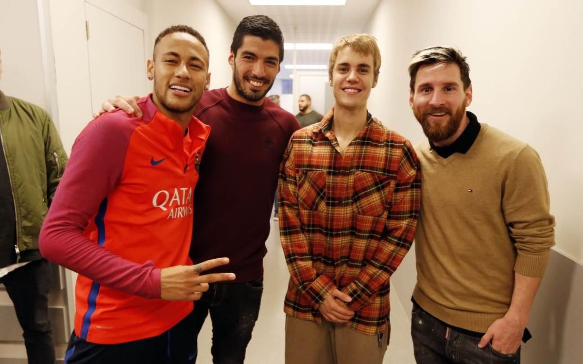 Justin Bieber rend visite aux joueurs du FC Barcelone, à l'entraînement