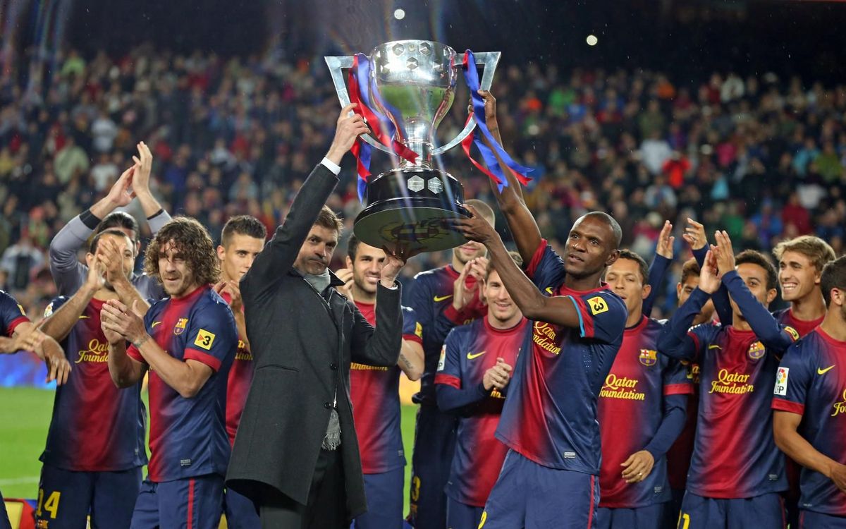 Tito Vilanova and Éric Abidal lift the trophy after Barça win the 2012/13 Liga with an amazing 100 points