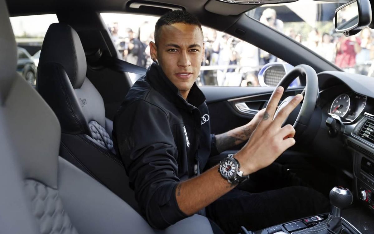 Les joueurs du FC Barcelone reçoivent la nouvelle Audi